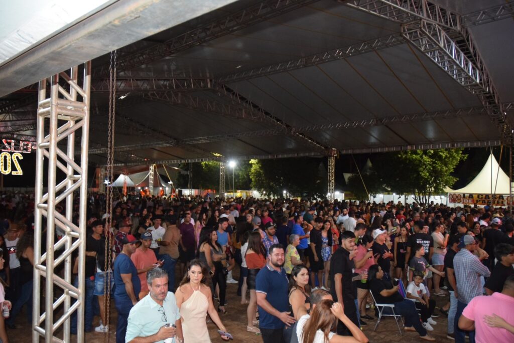 Show com grupo de renome nacional, Traia Véia, reuniu mais de 6 mil pessoas nas comemorações de final de ano, em Iguatemi