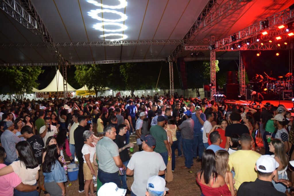 Show com grupo de renome nacional, Traia Véia, reuniu mais de 6 mil pessoas nas comemorações de final de ano, em Iguatemi