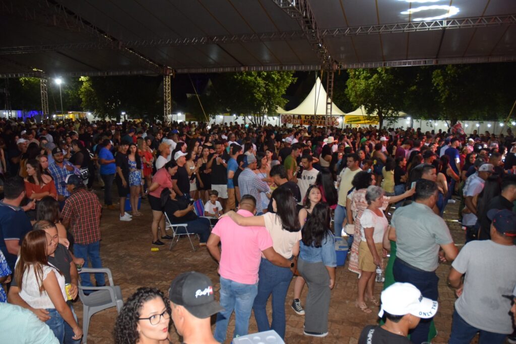 Show com grupo de renome nacional, Traia Véia, reuniu mais de 6 mil pessoas nas comemorações de final de ano, em Iguatemi