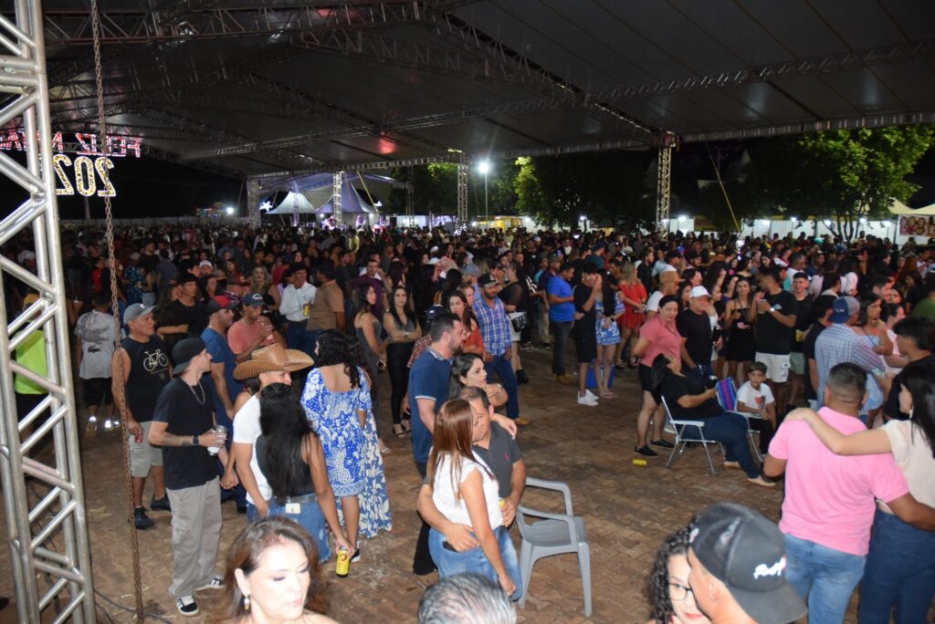 Show com grupo de renome nacional, Traia Véia, reuniu mais de 6 mil pessoas nas comemorações de final de ano, em Iguatemi