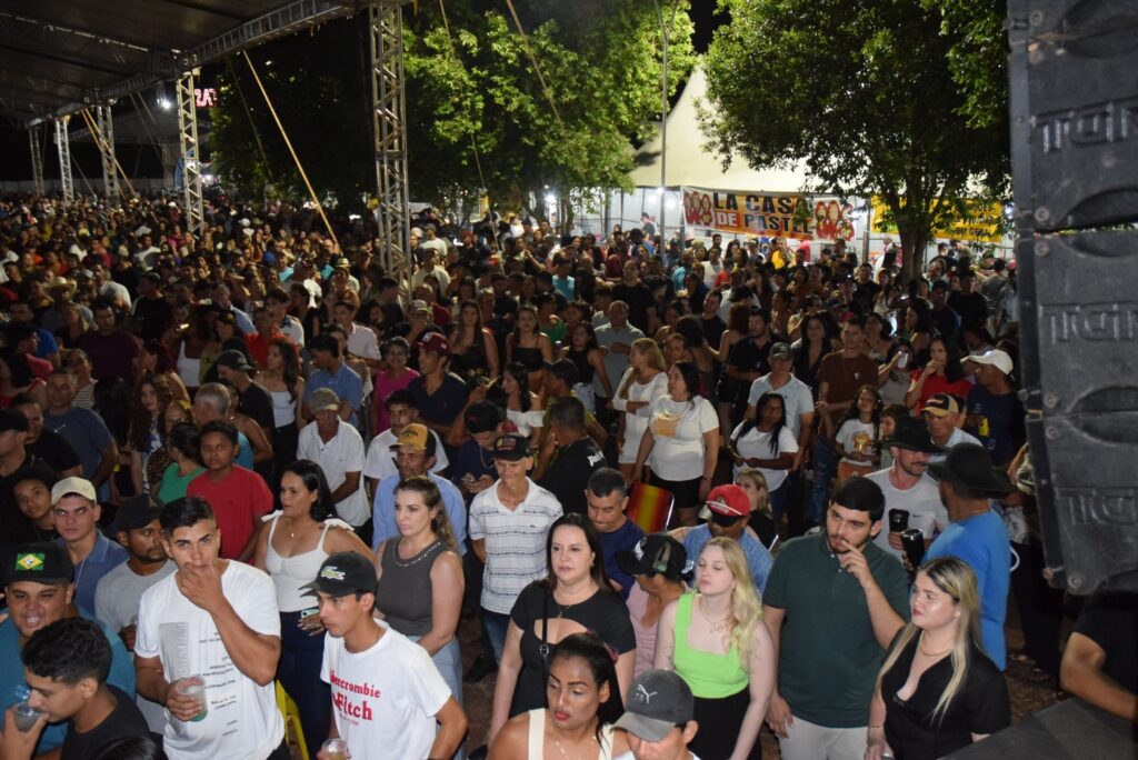 Show com grupo de renome nacional, Traia Véia, reuniu mais de 6 mil pessoas nas comemorações de final de ano, em Iguatemi