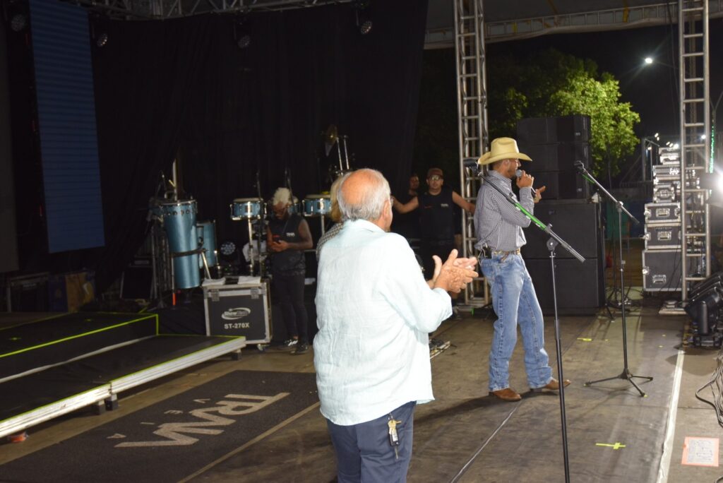 Show com grupo de renome nacional, Traia Véia, reuniu mais de 6 mil pessoas nas comemorações de final de ano, em Iguatemi