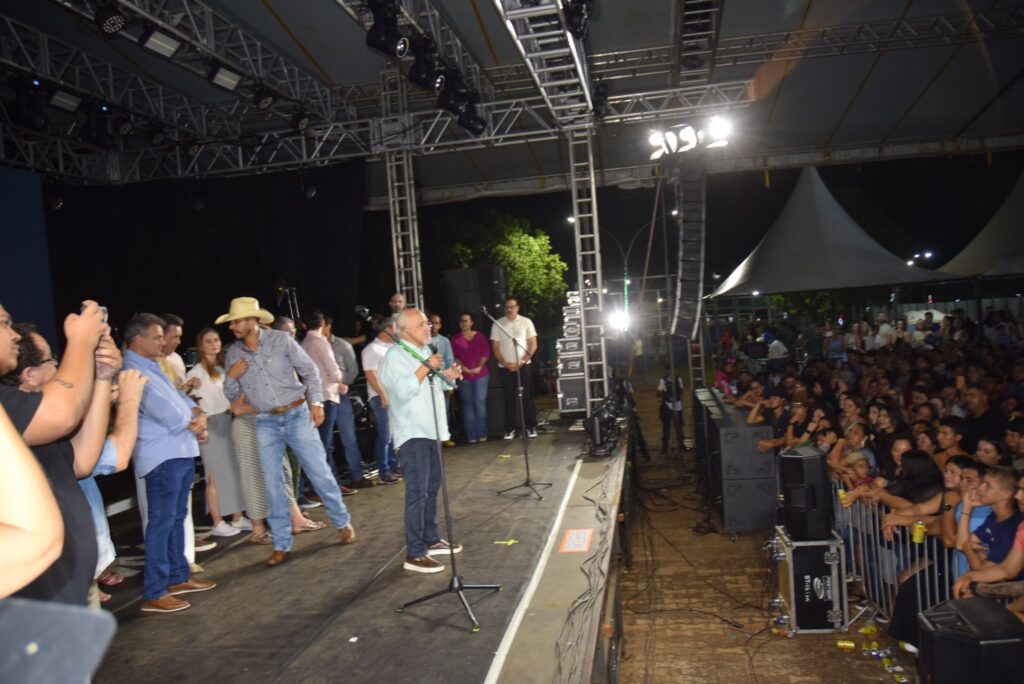 Show com grupo de renome nacional, Traia Véia, reuniu mais de 6 mil pessoas nas comemorações de final de ano, em Iguatemi