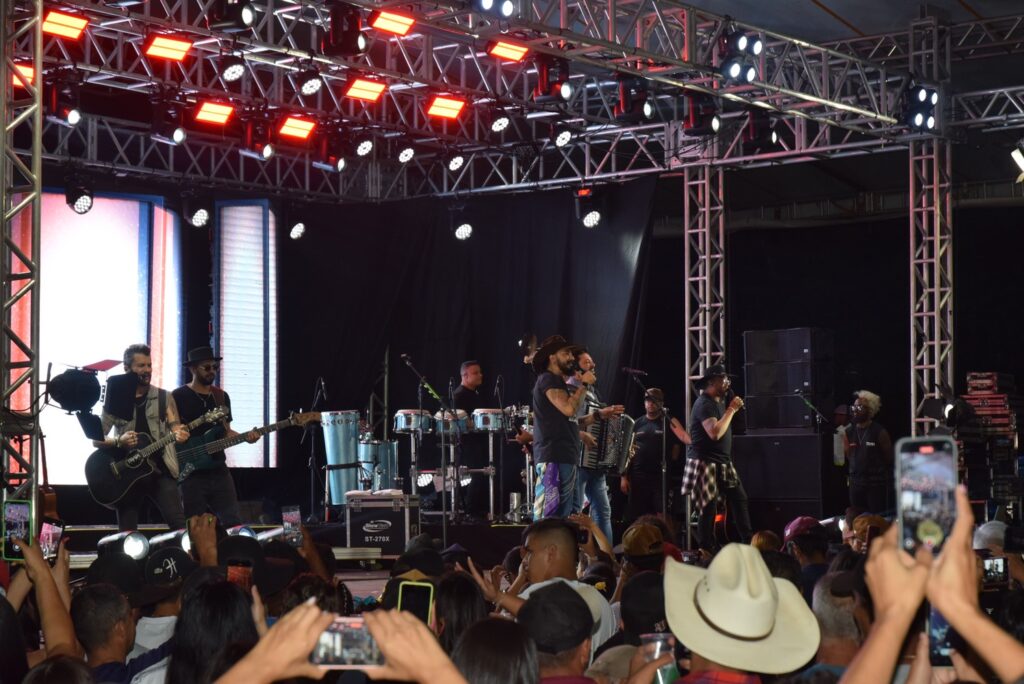 Show com grupo de renome nacional, Traia Véia, reuniu mais de 6 mil pessoas nas comemorações de final de ano, em Iguatemi