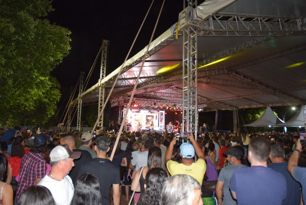 Show com grupo de renome nacional, Traia Véia, reuniu mais de 6 mil pessoas nas comemorações de final de ano, em Iguatemi