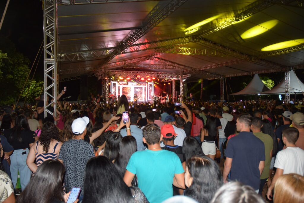 Show com grupo de renome nacional, Traia Véia, reuniu mais de 6 mil pessoas nas comemorações de final de ano, em Iguatemi