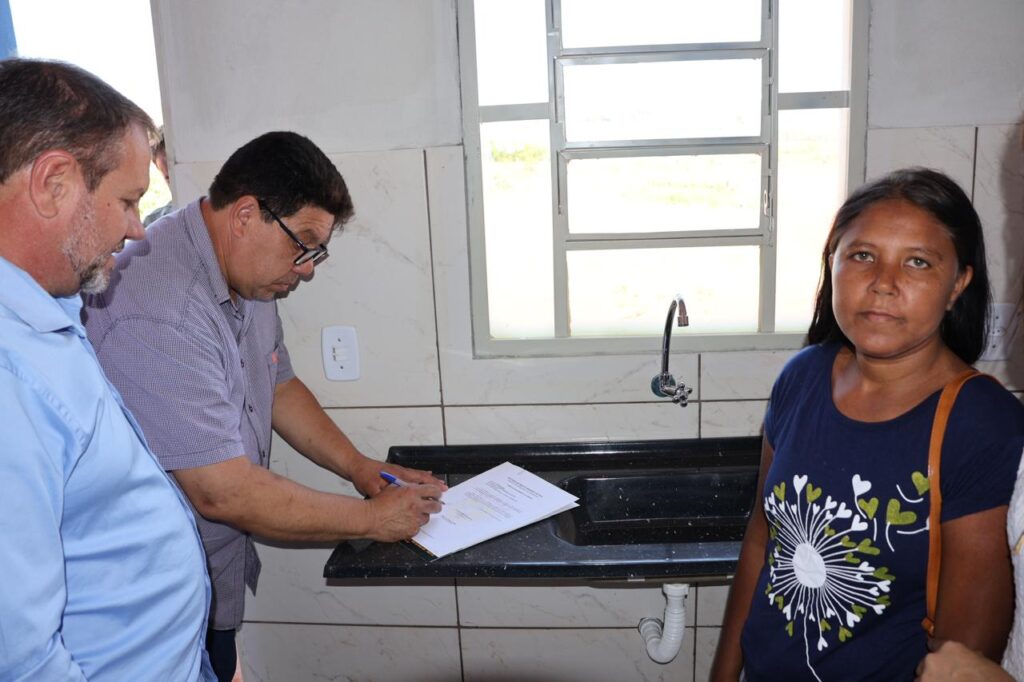 Prefeitura de Paranhos entrega casas para famílias de programa de habitação popular