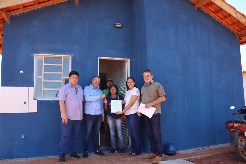 Prefeitura de Paranhos entrega casas para famílias de programa de habitação popular