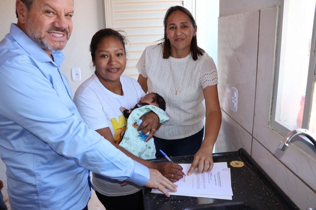 Prefeitura de Paranhos entrega casas para famílias de programa de habitação popular