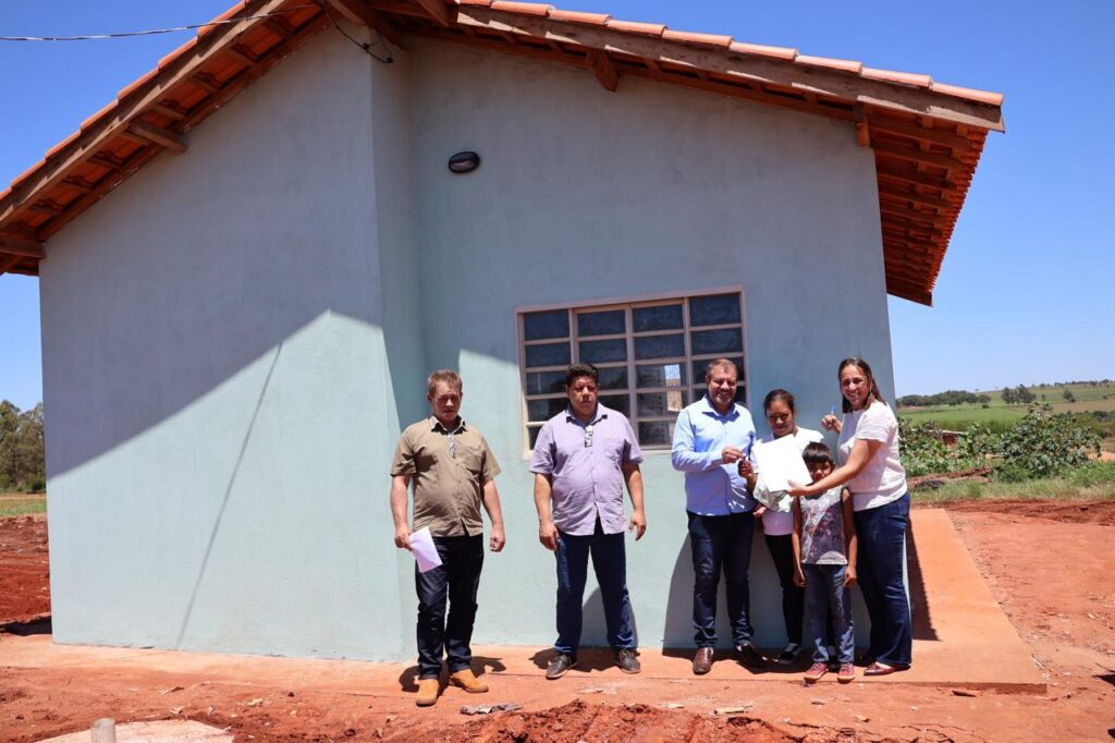 Prefeitura de Paranhos entrega casas para famílias de programa de habitação popular