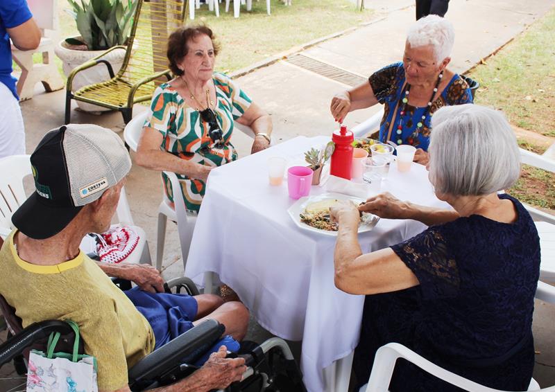 Lar Frei Fabiano de Cristo e Lions Clube promovem confraternização para idosos e familiares em Amambai