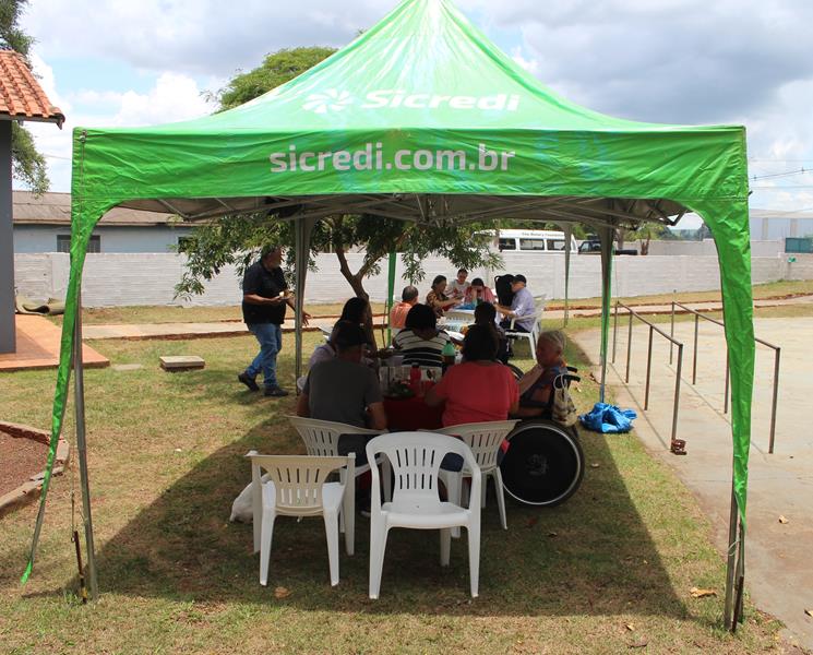 Lar Frei Fabiano de Cristo e Lions Clube promovem confraternização para idosos e familiares em Amambai