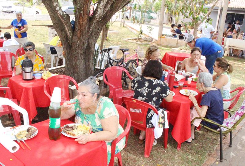 Lar Frei Fabiano de Cristo e Lions Clube promovem confraternização para idosos e familiares em Amambai