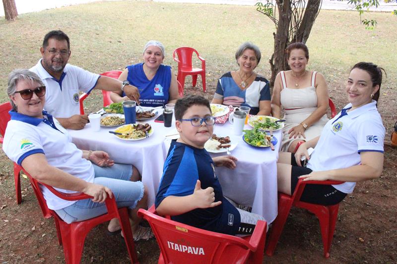 Lar Frei Fabiano de Cristo e Lions Clube promovem confraternização para idosos e familiares em Amambai