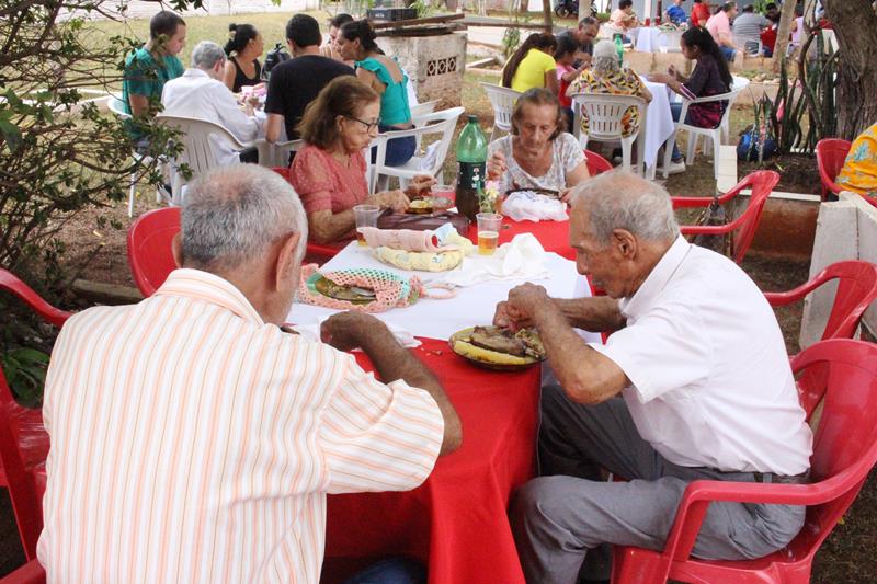 Lar Frei Fabiano de Cristo e Lions Clube promovem confraternização para idosos e familiares em Amambai