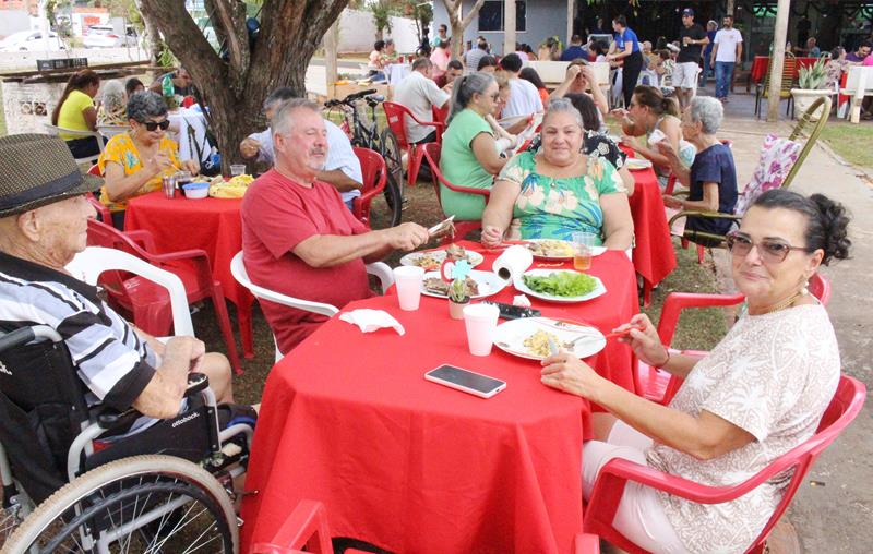 Lar Frei Fabiano de Cristo e Lions Clube promovem confraternização para idosos e familiares em Amambai