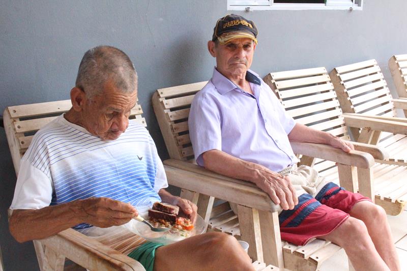 Lar Frei Fabiano de Cristo e Lions Clube promovem confraternização para idosos e familiares em Amambai