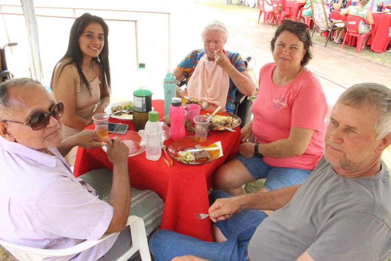 Lar Frei Fabiano de Cristo e Lions Clube promovem confraternização para idosos e familiares em Amambai