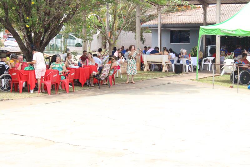 Lar Frei Fabiano de Cristo e Lions Clube promovem confraternização para idosos e familiares em Amambai