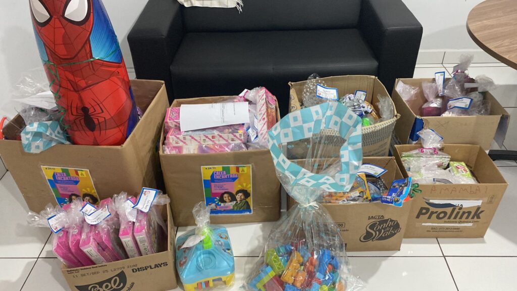 Polícia Científica de Amambai celebra sucesso da campanha Caixa Encantada, com 162 kits de brinquedos arrecadados