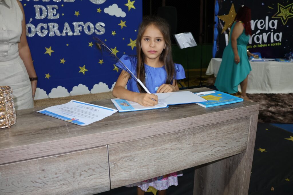 Noite de Autógrafos marca celebração do Projeto Estrela Literária, em Paranhos