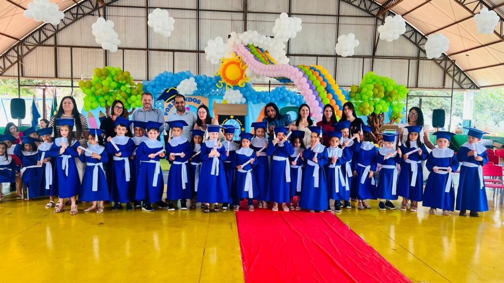 Festa de formatura é realizada na Escola Municipal Dr. Mitsuro Saito, em Paranhos