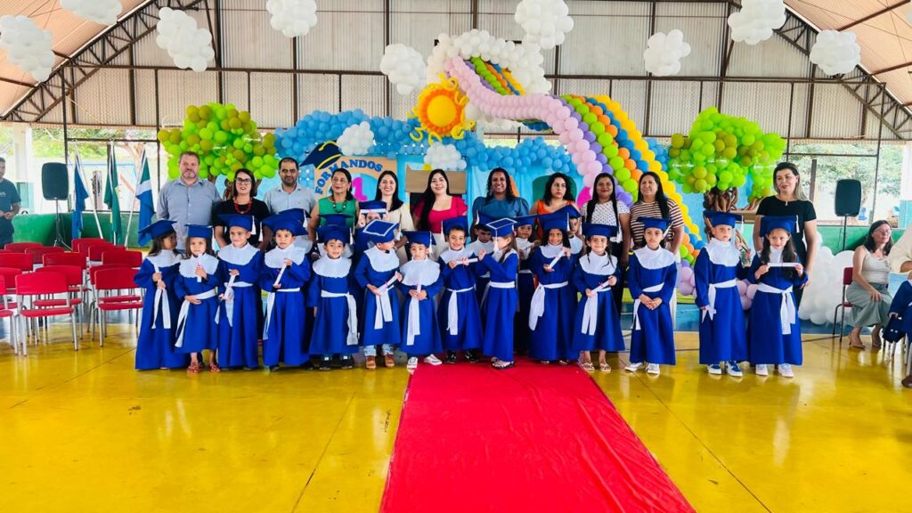 Festa de formatura é realizada na Escola Municipal Dr. Mitsuro Saito, em Paranhos