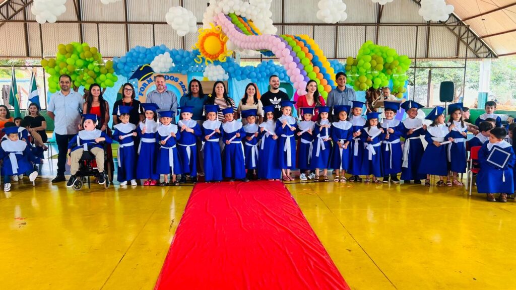 Festa de formatura é realizada na Escola Municipal Dr. Mitsuro Saito, em Paranhos