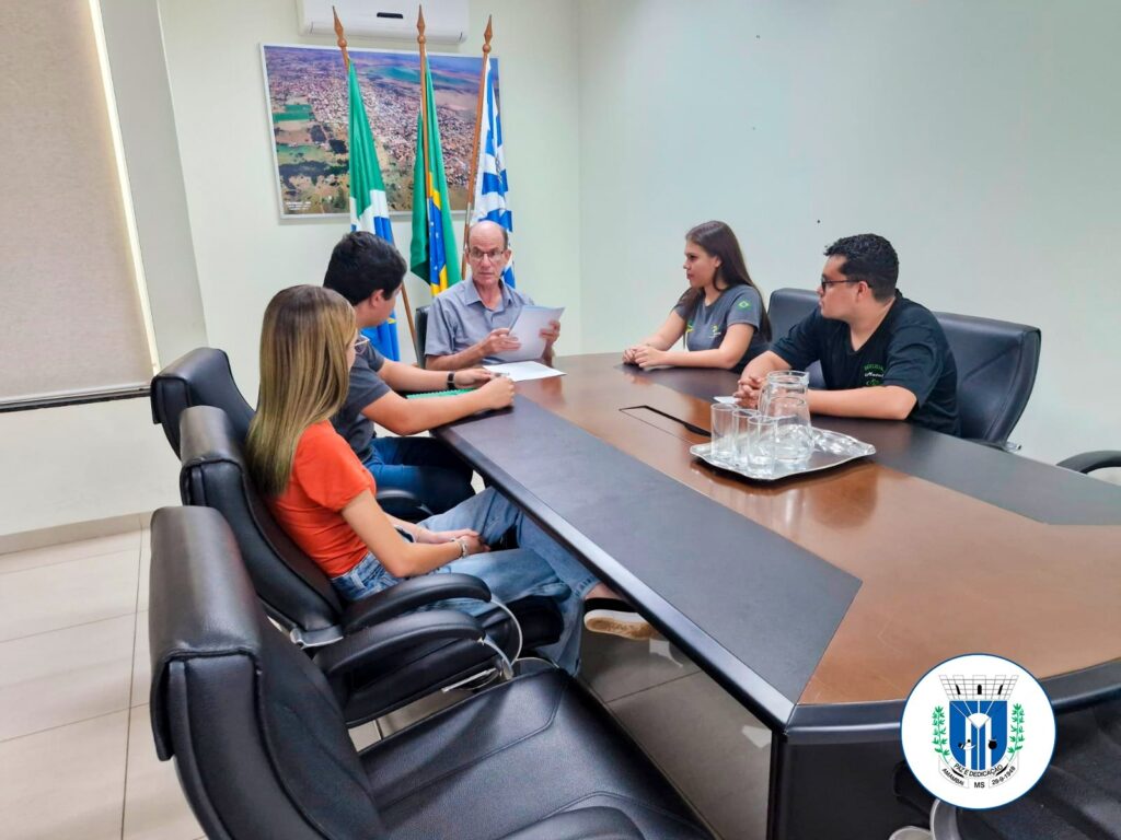 Prefeitura de Amambai recebe acadêmicos para discutir convênio de transporte