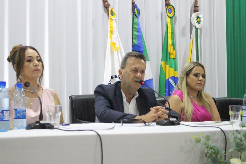 Em ato de posse, prefeita Niágara apresenta secretariado e fala sobre metas em Coronel Sapucaia