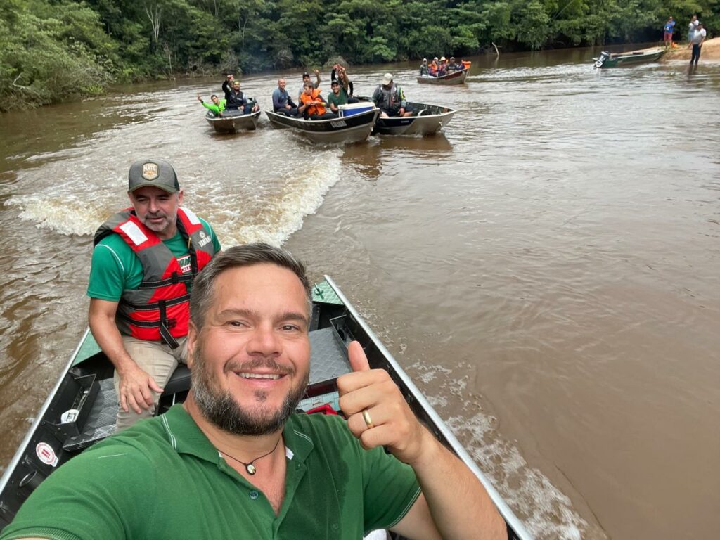 SEMAI realiza mutirão de limpeza e plantio de árvores no Rio Amambai