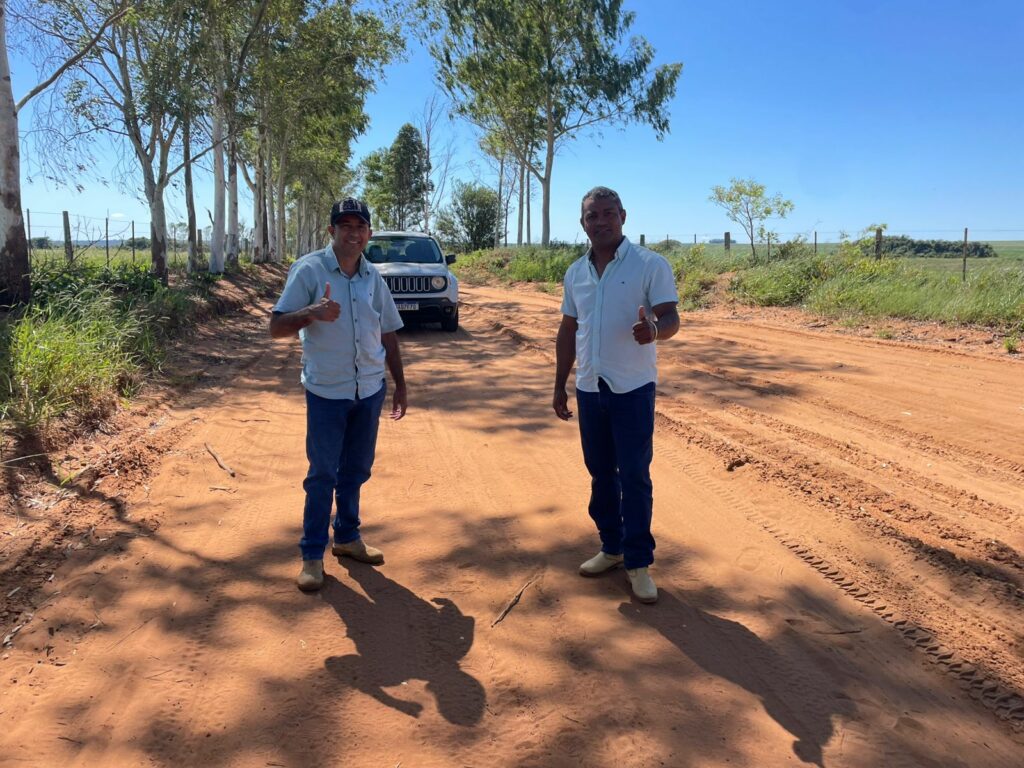 Vereadores Chacal e Joãozinho de Quadra vistoriam estrada rural em Paranhos