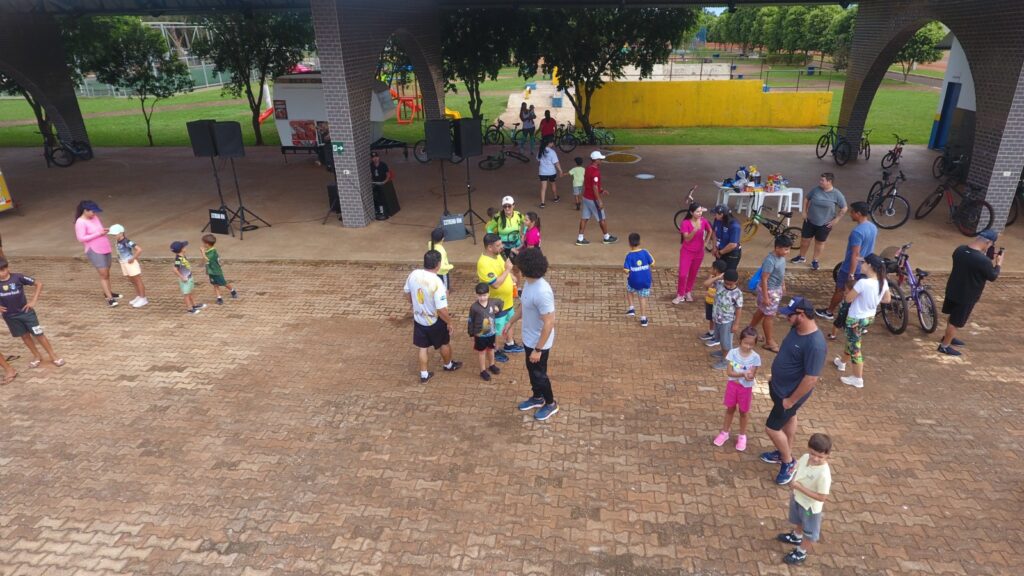 1º Passeio Ciclístico "Volta às Aulas" movimentou pais e estudantes em Iguatemi