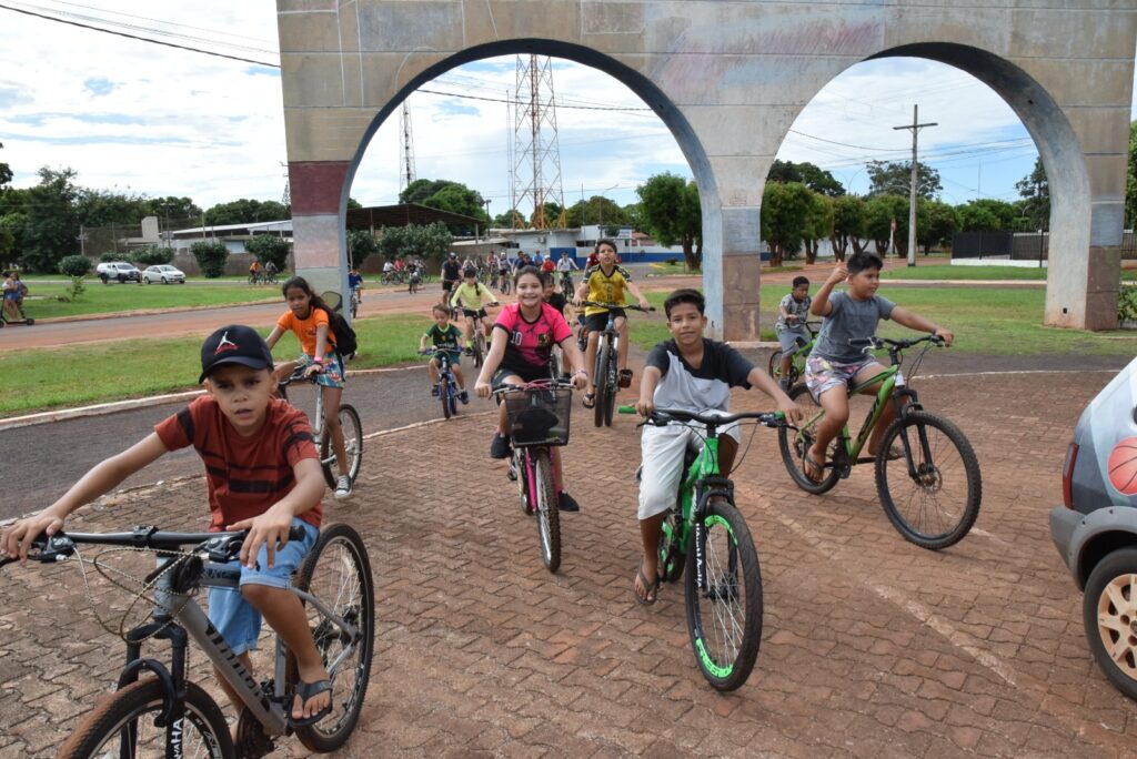 1º Passeio Ciclístico "Volta às Aulas" movimentou pais e estudantes em Iguatemi