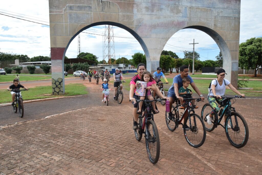 1º Passeio Ciclístico "Volta às Aulas" movimentou pais e estudantes em Iguatemi