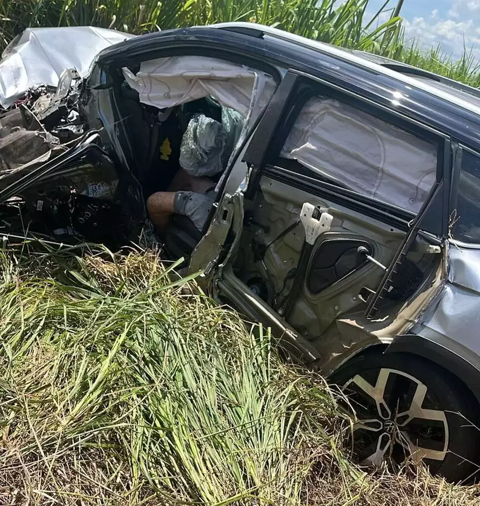 Colisão frontal na BR-163 deixa carros destruídos e feridos em estado grave em Sonora