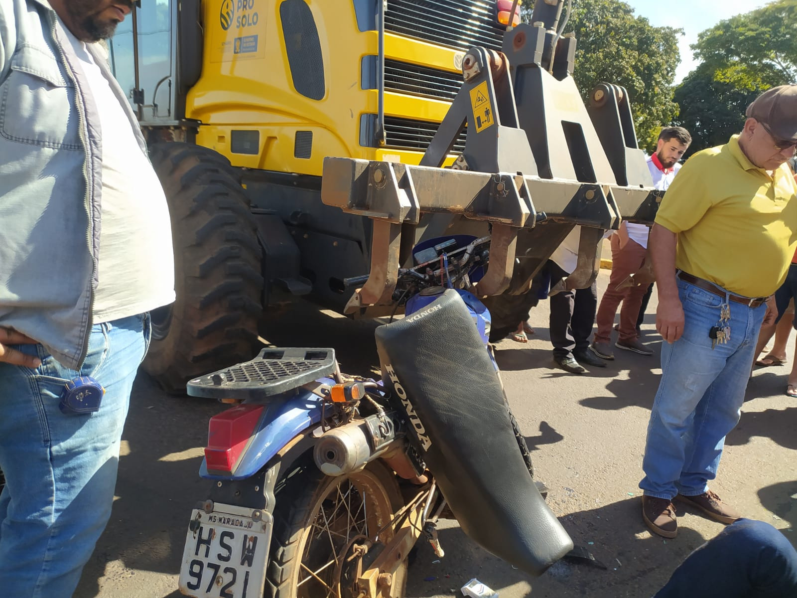 Motociclista fica ferido ao colidir com escarificador de motoniveladora em Amambai