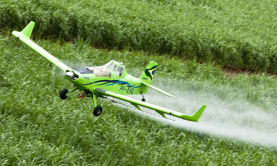 Congresso aprova uso de avião agrícola no combate a incêndio florestal