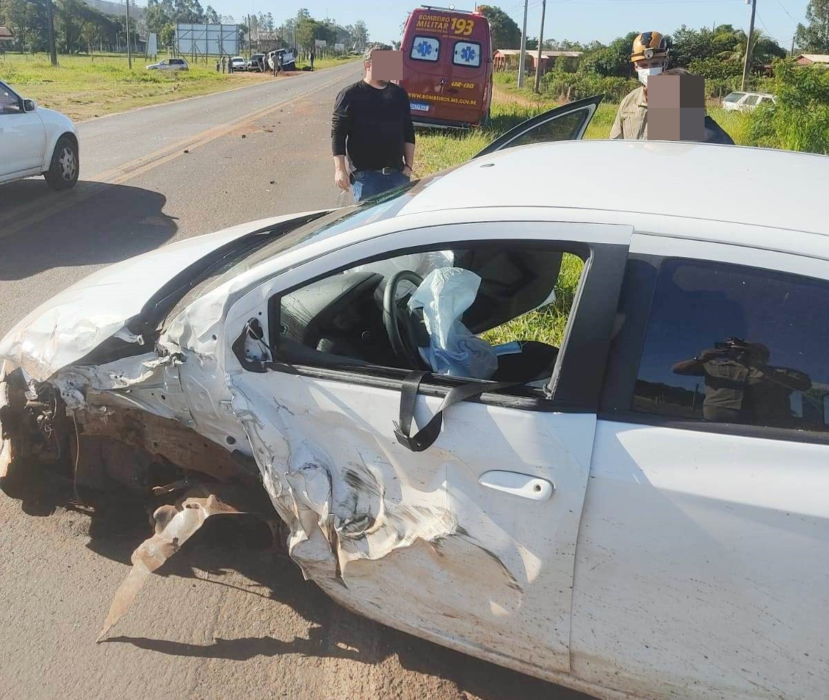 Corpo de Bombeiros atendeu dois acidentes envolvendo carros de passeio e caminhonetes em Amambai