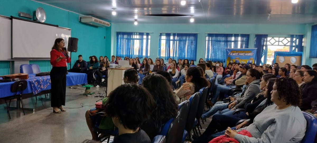 IEL realiza palestra sobre lei do estágio e comportamento organizacional para 150 estudantes em Amambai