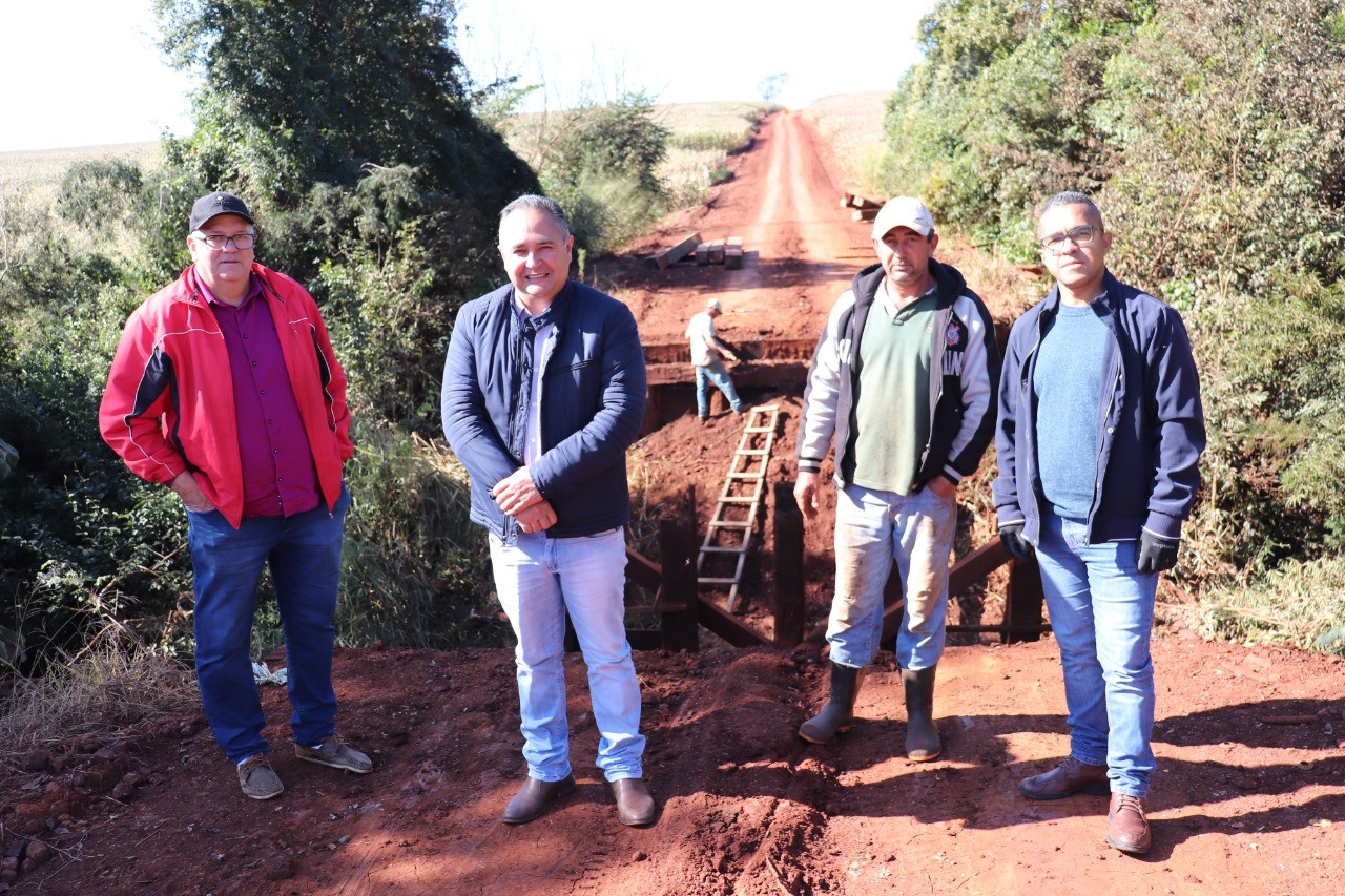 Com recursos próprios, Prefeitura de Aral Moreira realiza restauração de ponte que da acesso ao distrito de Vila Marques
