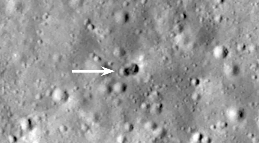 Foguete misterioso colide com a Lua e impacto cria cratera dupla