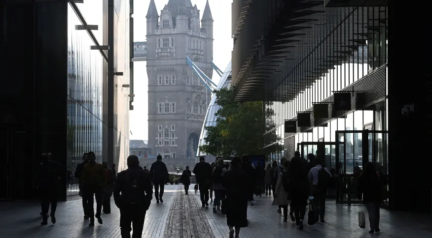 Reino Unido começa a testar semana de trabalho de quatro dias sem cortar salários