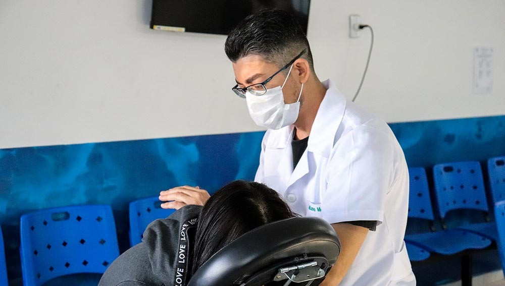Unidades de Saúde de Amambai oferecem Quick Massage com o terapeuta Juliano Morais para pacientes