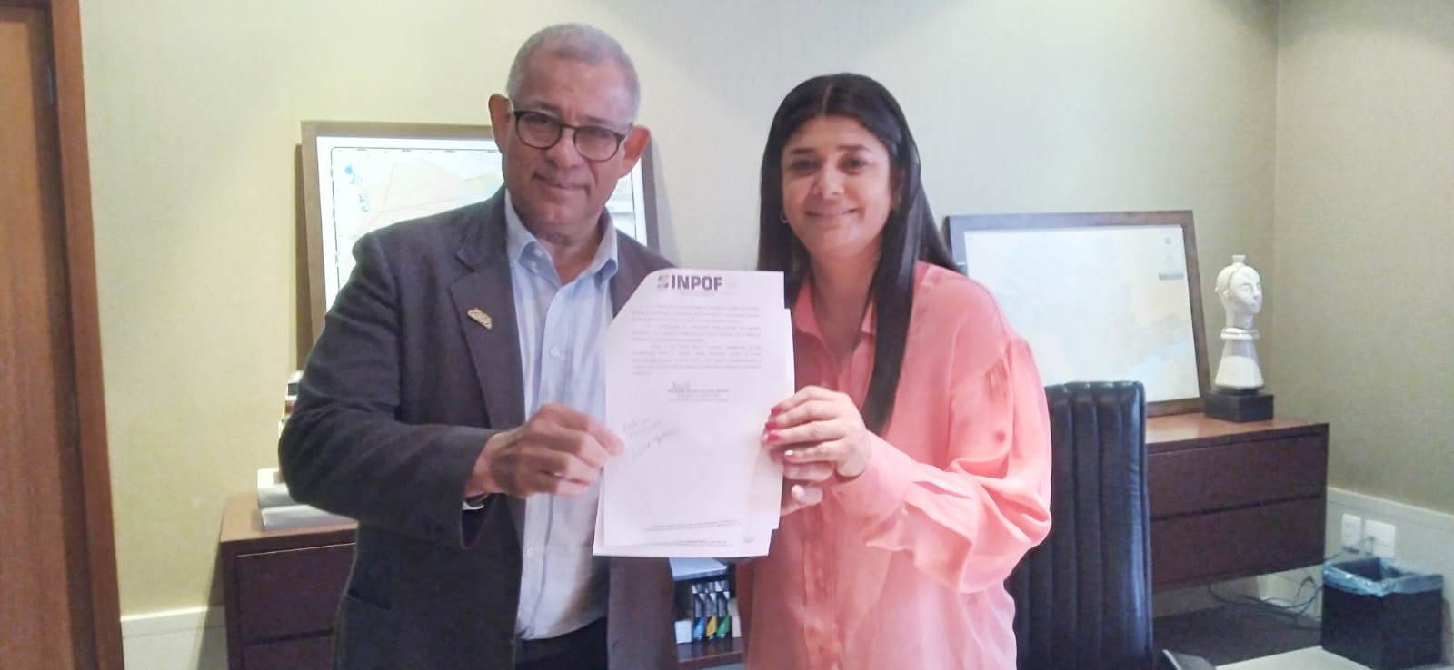 Rose Modesto assina carta-compromisso com o Sindicato dos Peritos Oficias de MS