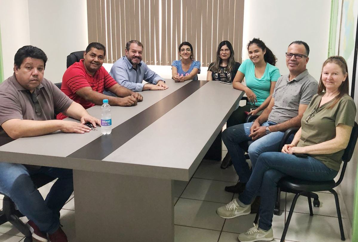Prefeito Donizete recebe professores da Escola Estadual Santiago Benites em Paranhos