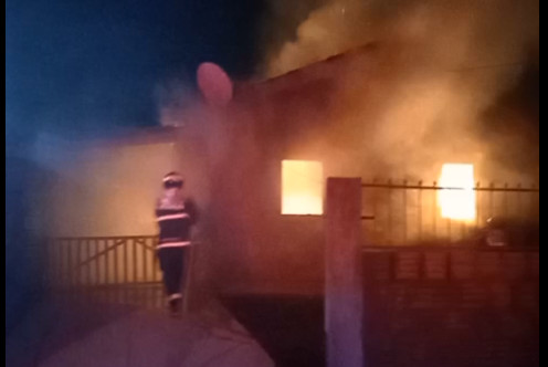 Incêndio destrói residência mobilhada no Alcindo Franco Machado em Amambai