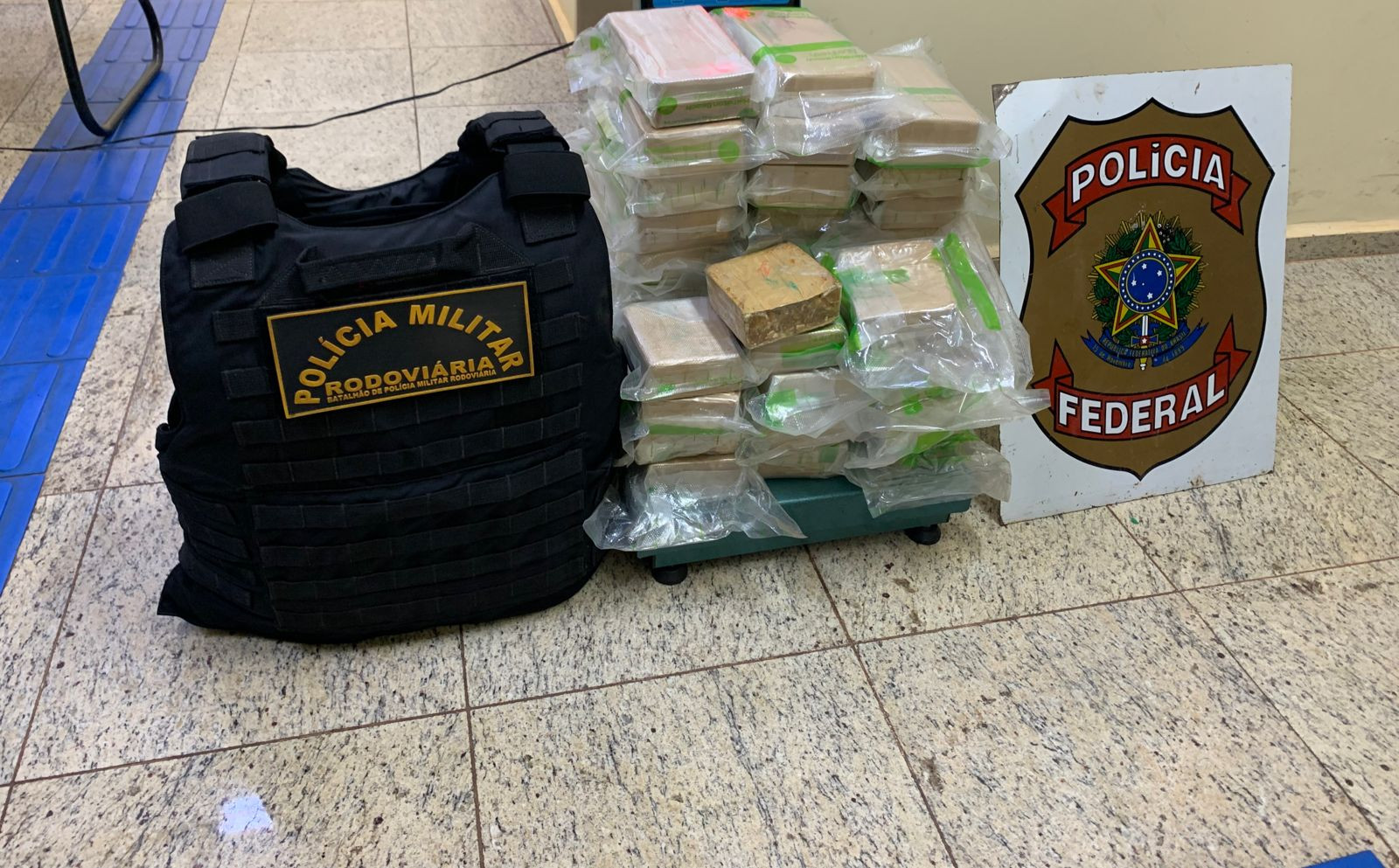 PMR de Amambai com apoio da Polícia Federal, apreende 34 kg de pasta base de cocaína, na MS 180