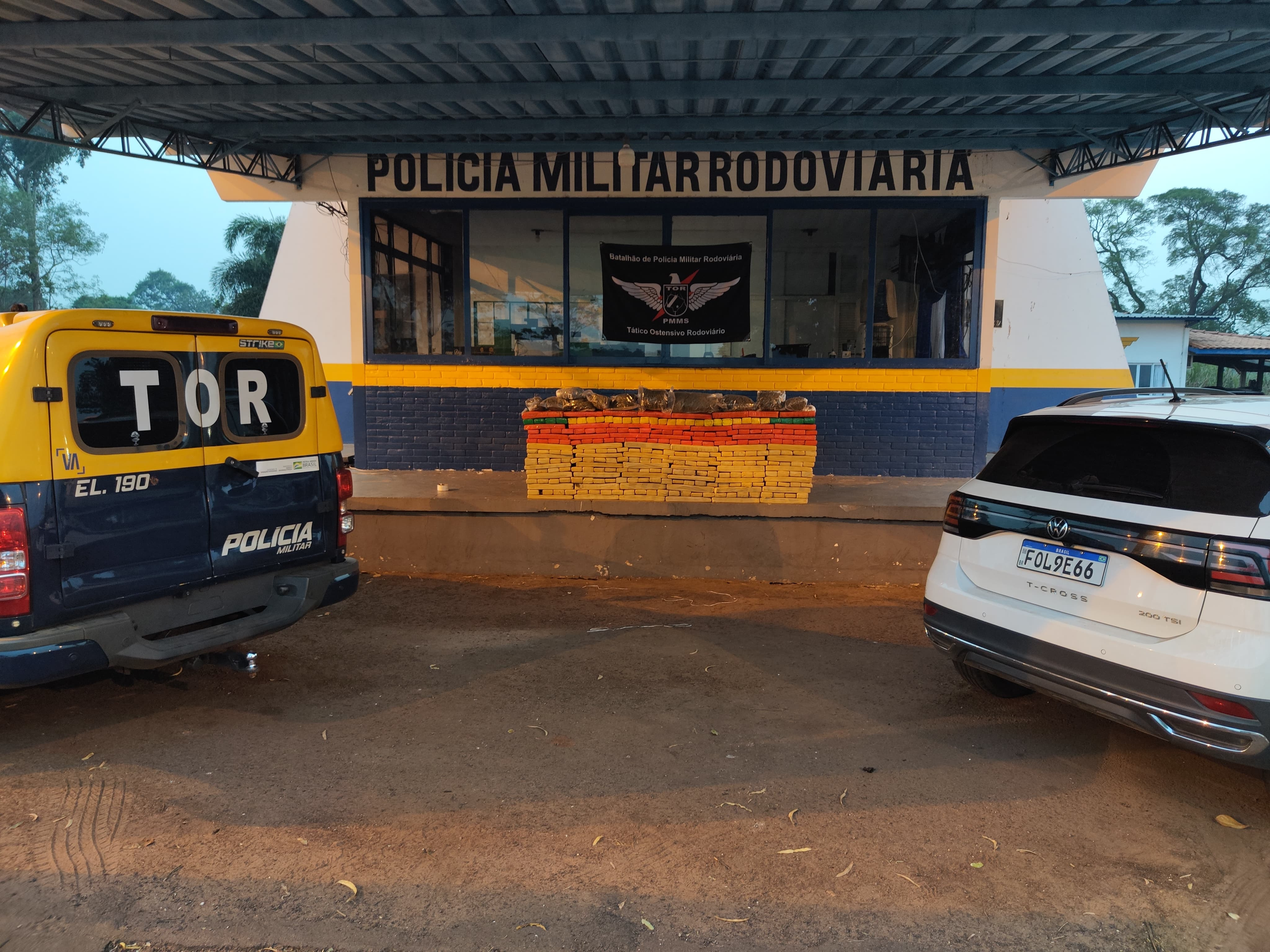 Polícia Militar Rodoviária prende casal por tráfico e recupera veículo furtado no Estado de São Paulo