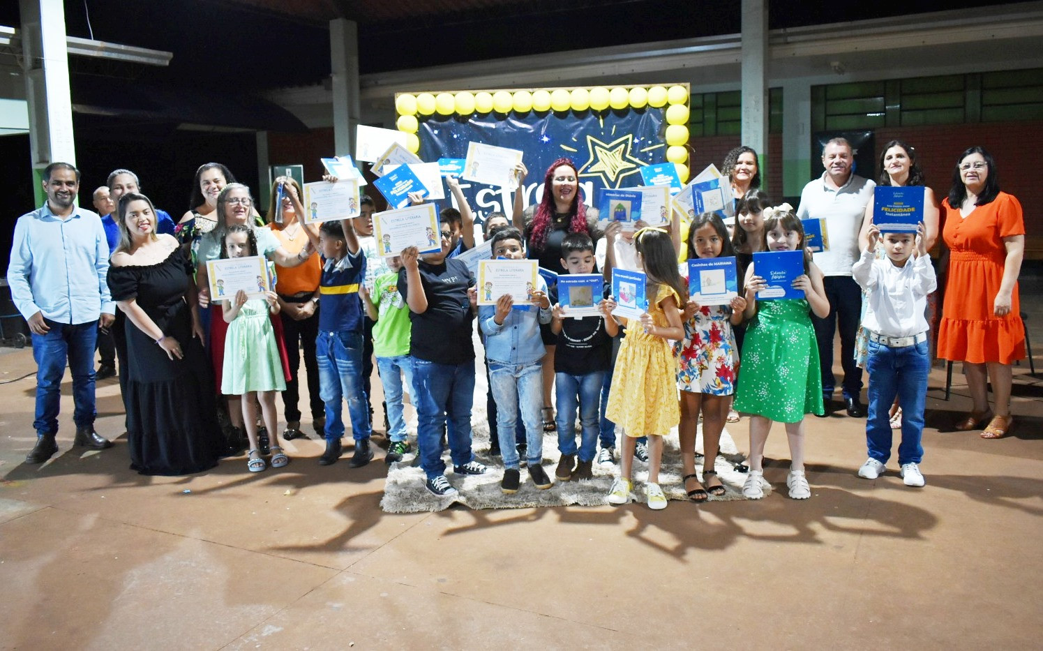 Escola Municipal Vereador Ivo Ilmo Wachsmann realizou 2° edição Literária "Noite de Autógrafos" em Paranhos